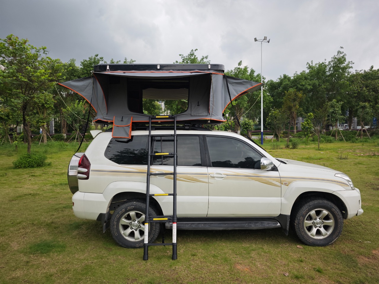 Custom Manufacturer Waterproof Roof Top Tent Retractable Folding Hard Shell Fiberglass Rooftop Tent for 1-4 Person WP6001