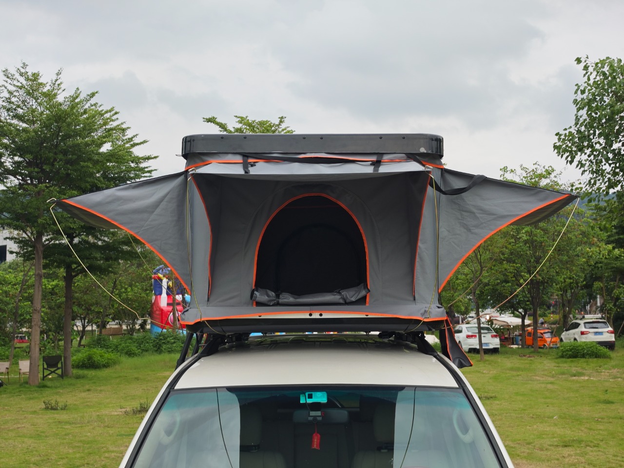 Custom Manufacturer Waterproof Roof Top Tent Retractable Folding Hard Shell Fiberglass Rooftop Tent for 1-4 Person WP6001