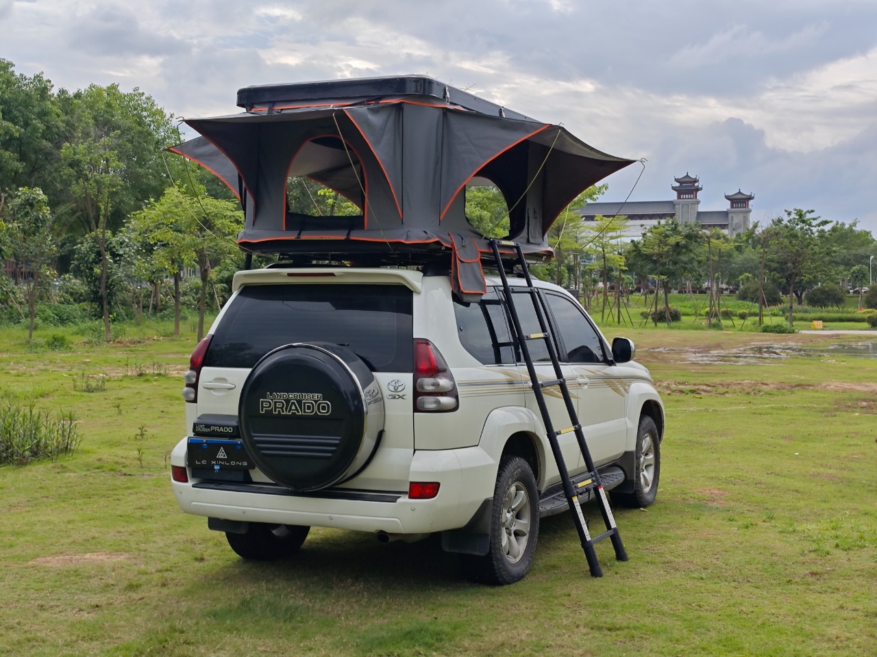 Custom Manufacturer Waterproof Roof Top Tent Retractable Folding Hard Shell Fiberglass Rooftop Tent for 1-4 Person WP6001