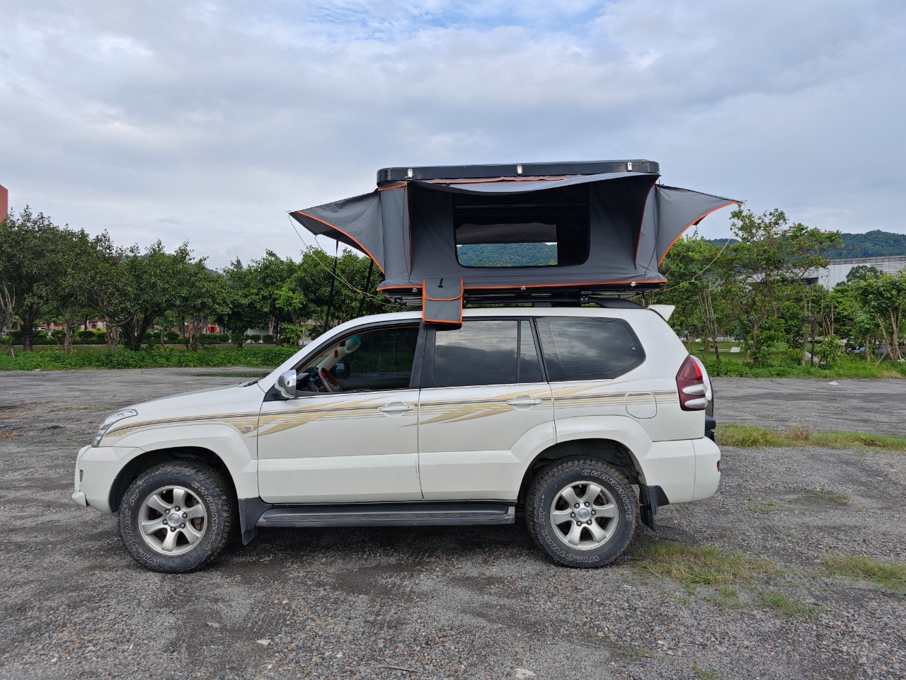 Custom Manufacturer Waterproof Roof Top Tent Retractable Folding Hard Shell Fiberglass Rooftop Tent for 1-4 Person WP6001