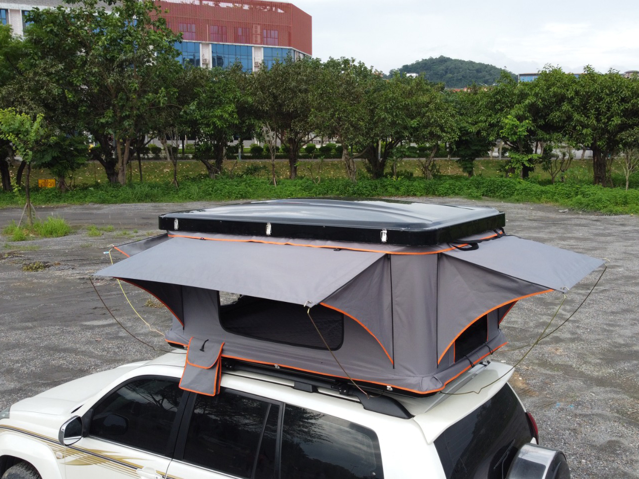 Custom Manufacturer Waterproof Roof Top Tent Retractable Folding Hard Shell Fiberglass Rooftop Tent for 1-4 Person WP6001