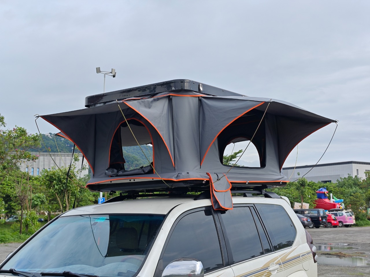 Custom Manufacturer Waterproof Roof Top Tent Retractable Folding Hard Shell Fiberglass Rooftop Tent for 1-4 Person WP6001