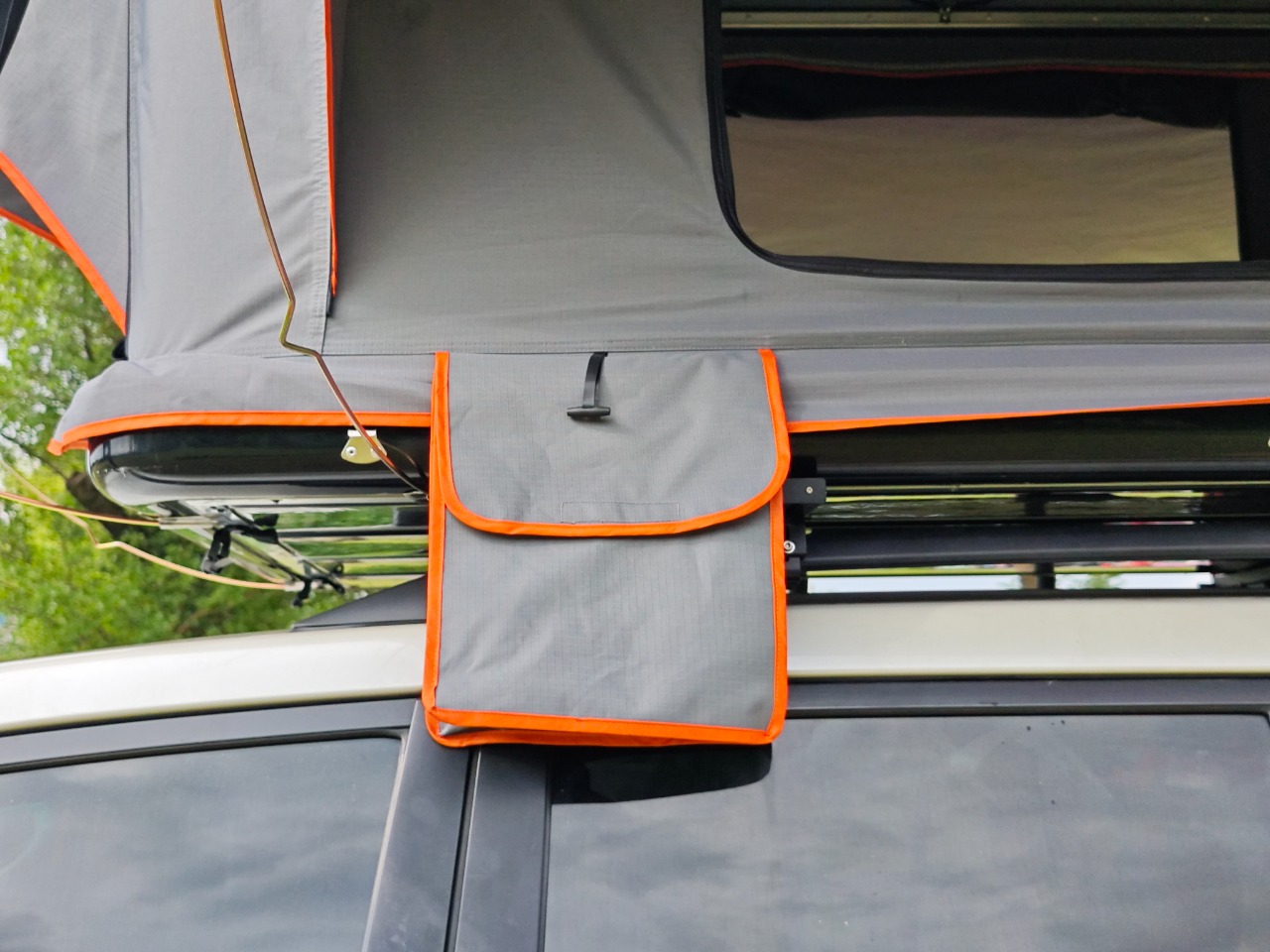 Custom Manufacturer Waterproof Roof Top Tent Retractable Folding Hard Shell Fiberglass Rooftop Tent for 1-4 Person WP6001