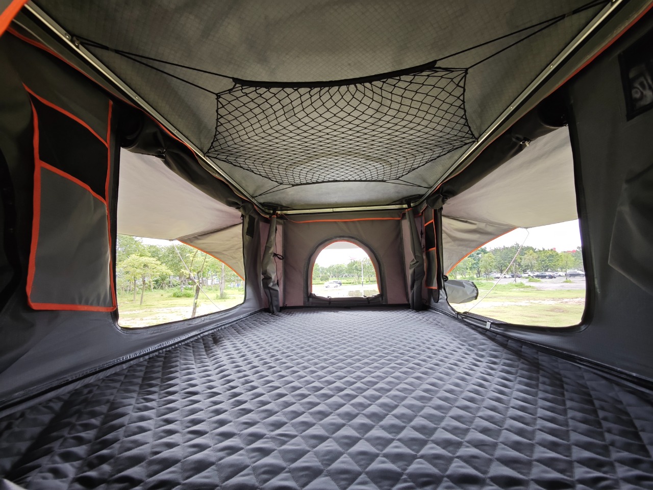 Custom Manufacturer Waterproof Roof Top Tent Retractable Folding Hard Shell Fiberglass Rooftop Tent for 1-4 Person WP6001