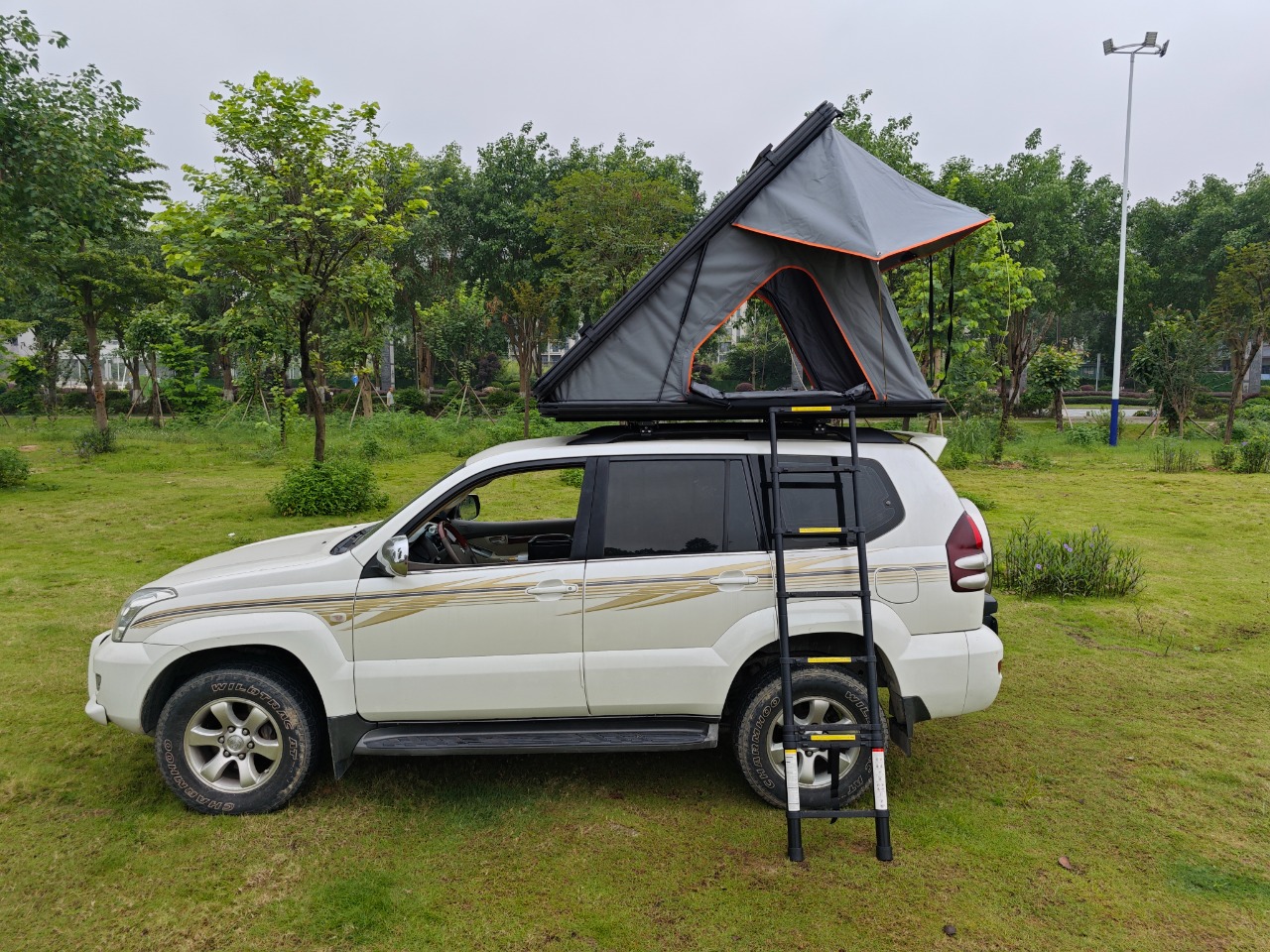 2025 NEW Ultralight Aluminum Alloy Triangle Outdoor 4x4 Truck SUV Pickup Car Tent 2-3 Person Roof Tops Tents for Camping WP6003