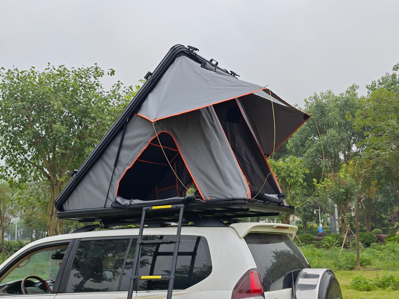 2025 NEW Ultralight Aluminum Alloy Triangle Outdoor 4x4 Truck SUV Pickup Car Tent 2-3 Person Roof Tops Tents for Camping WP6003