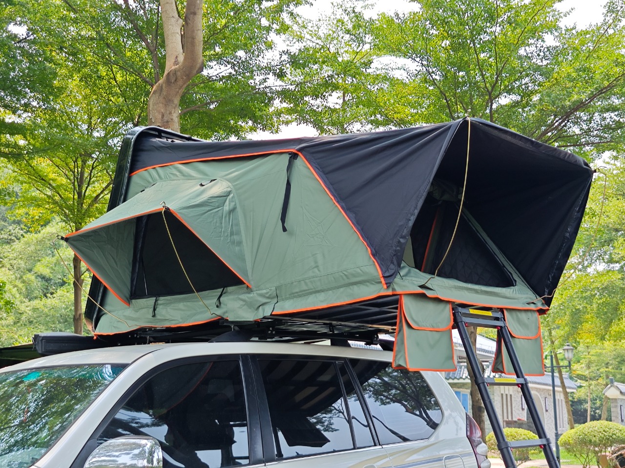 Custom Foldable SUV Roof Side Flip Door Tent ABS Hard Shell for Self-Driving Tours Wild Camping 2-4 Person Capacity Aluminum WP6008