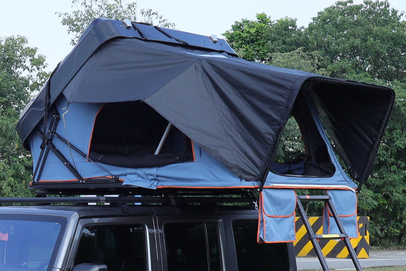 Roof tent using WAYPARK patented side-opening folding structure