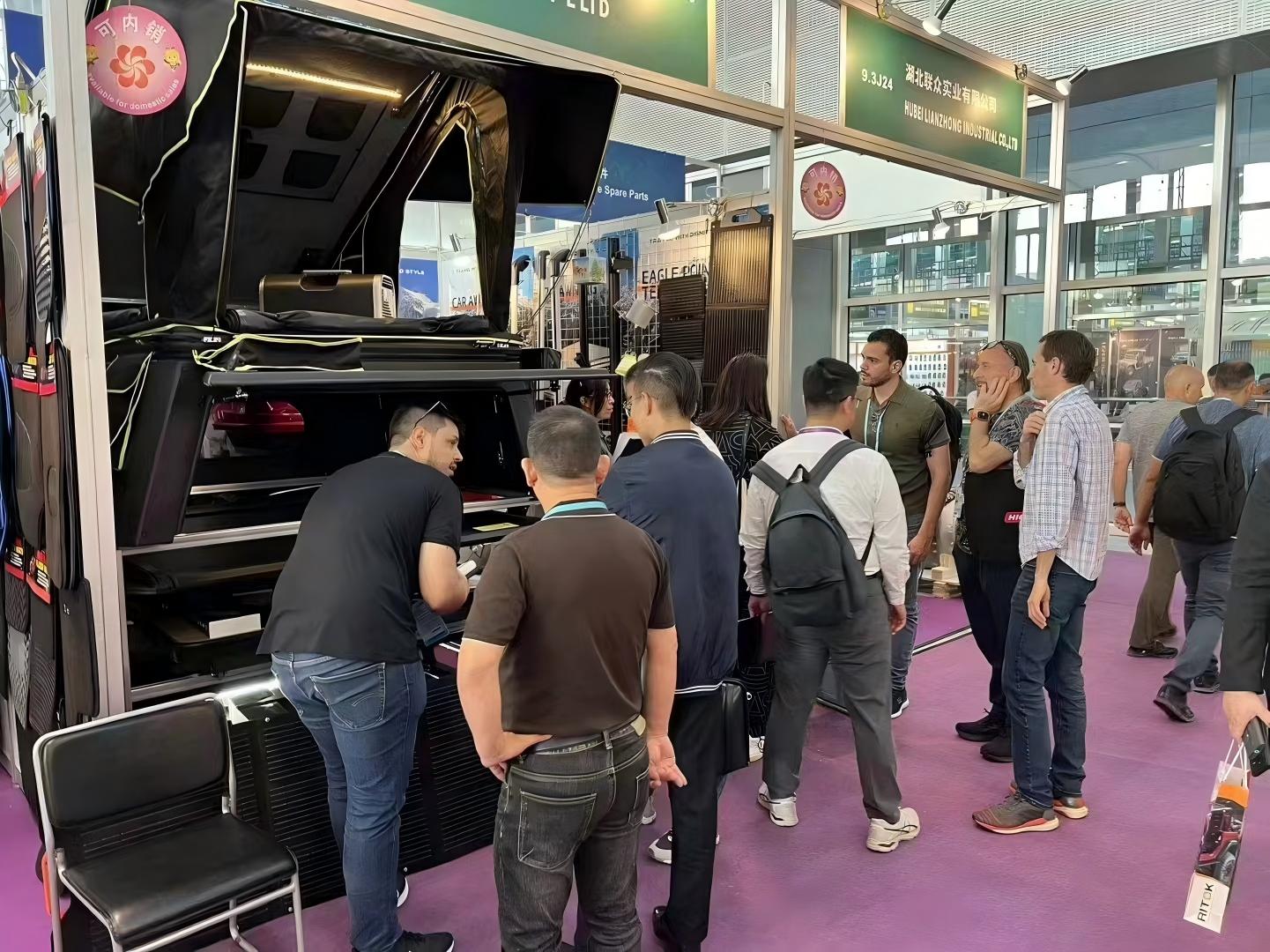 International buyers visiting WAYPARK roof tent exhibition booth