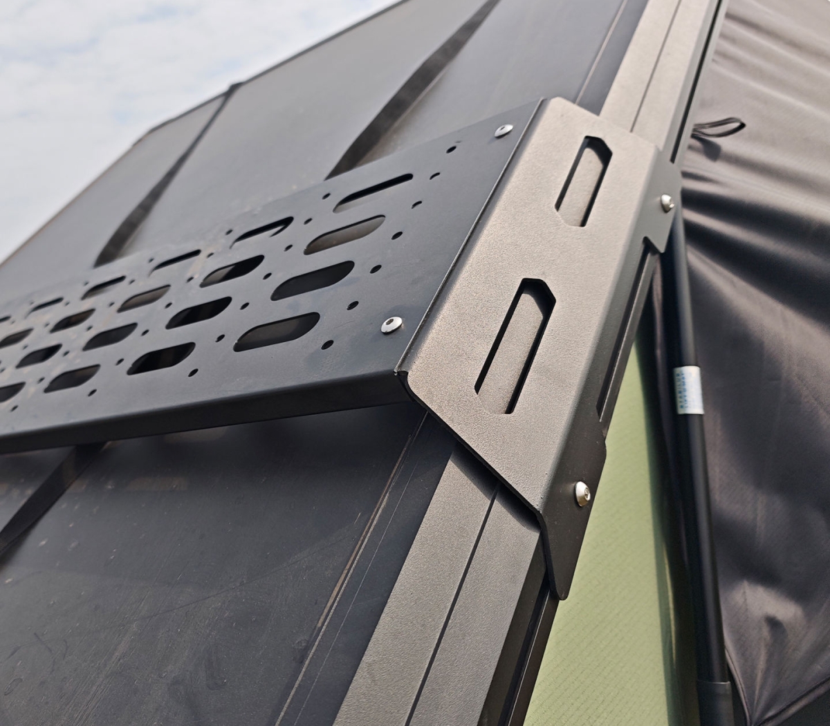 Outdoor Travel Camping Car Roof Tent Aluminum Alloy Hydraulic Triangle Elevated Design Car-Mounted Camper Van 4*4 RTT Roof Tent WP6009