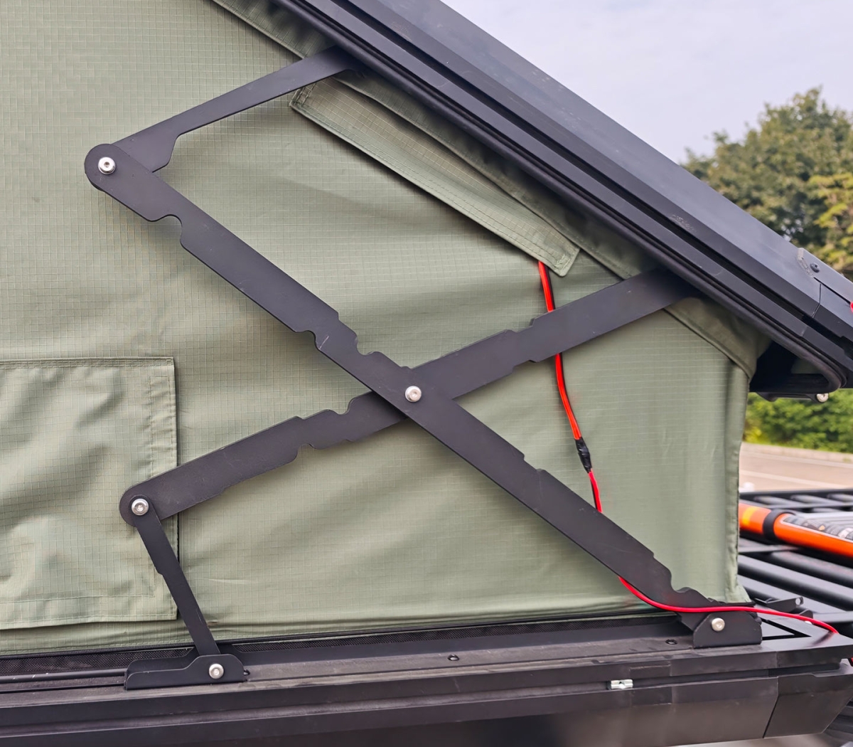 Outdoor Travel Camping Car Roof Tent Aluminum Alloy Hydraulic Triangle Elevated Design Car-Mounted Camper Van 4*4 RTT Roof Tent WP6009