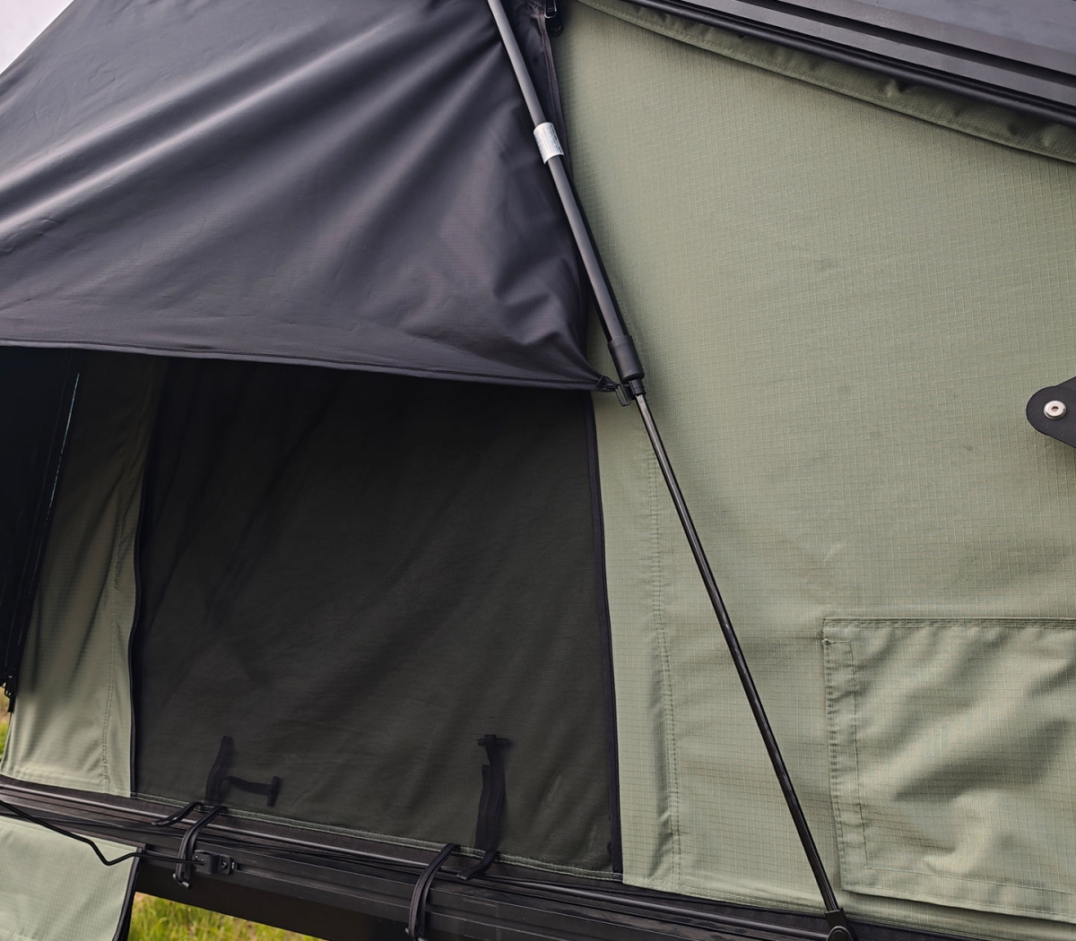 Outdoor Travel Camping Car Roof Tent Aluminum Alloy Hydraulic Triangle Elevated Design Car-Mounted Camper Van 4*4 RTT Roof Tent WP6009