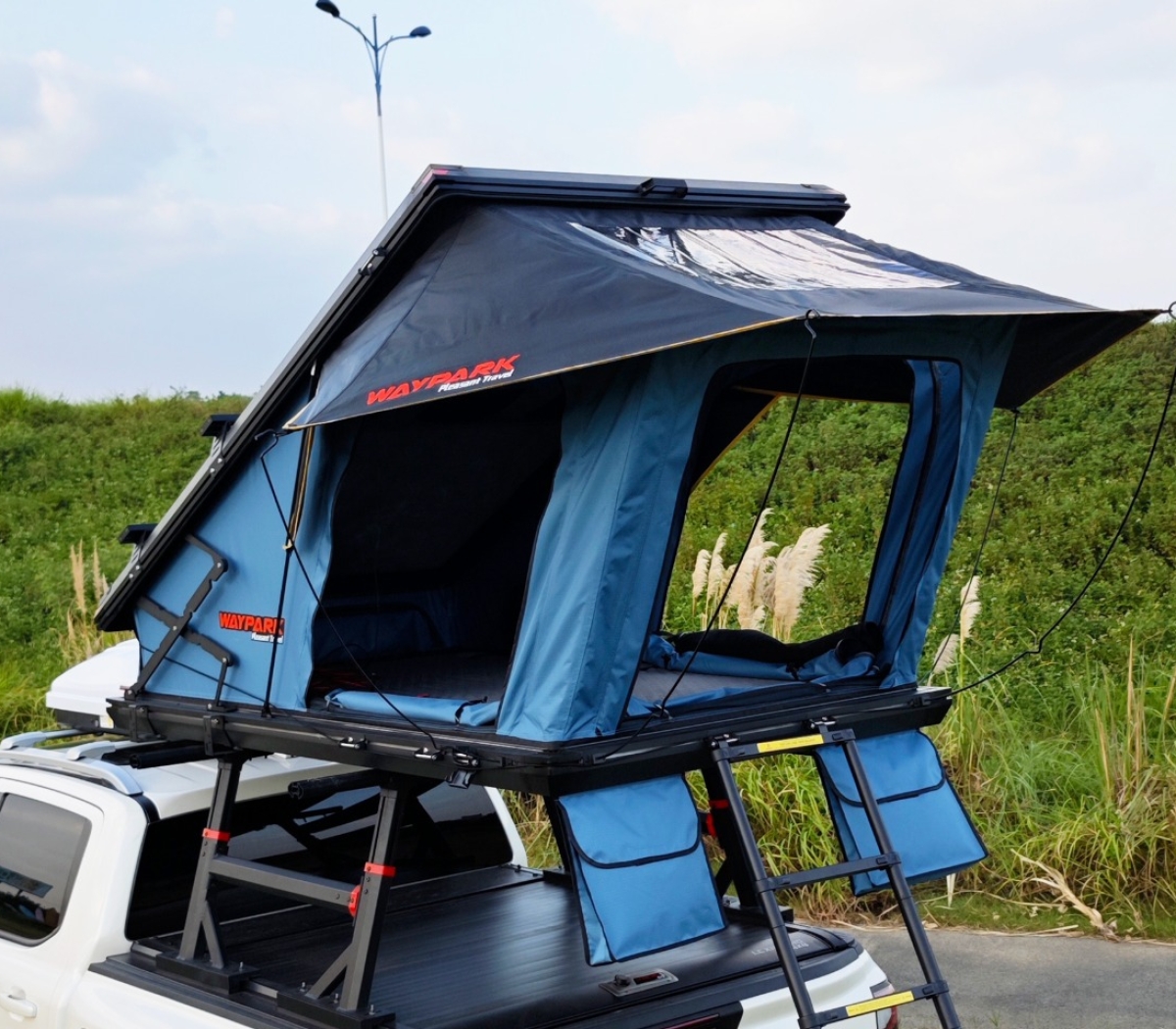 Aluminum Clamshell Roof Tent with X-Lift and Front Extension – WP6009-3-1.4m
