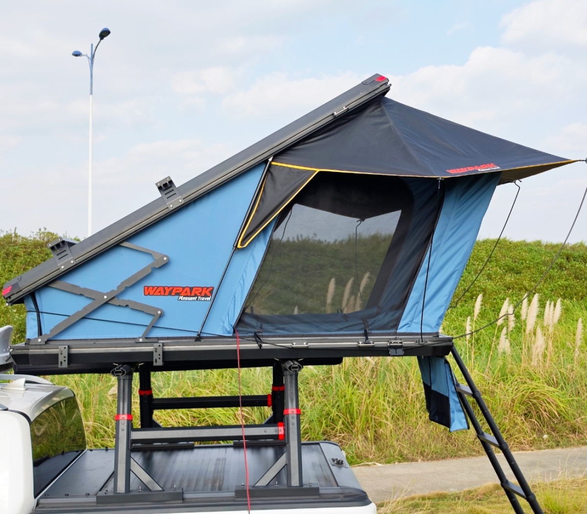 Aluminum Clamshell Roof Tent with X-Lift and Front Extension – WP6009-3-1.4m