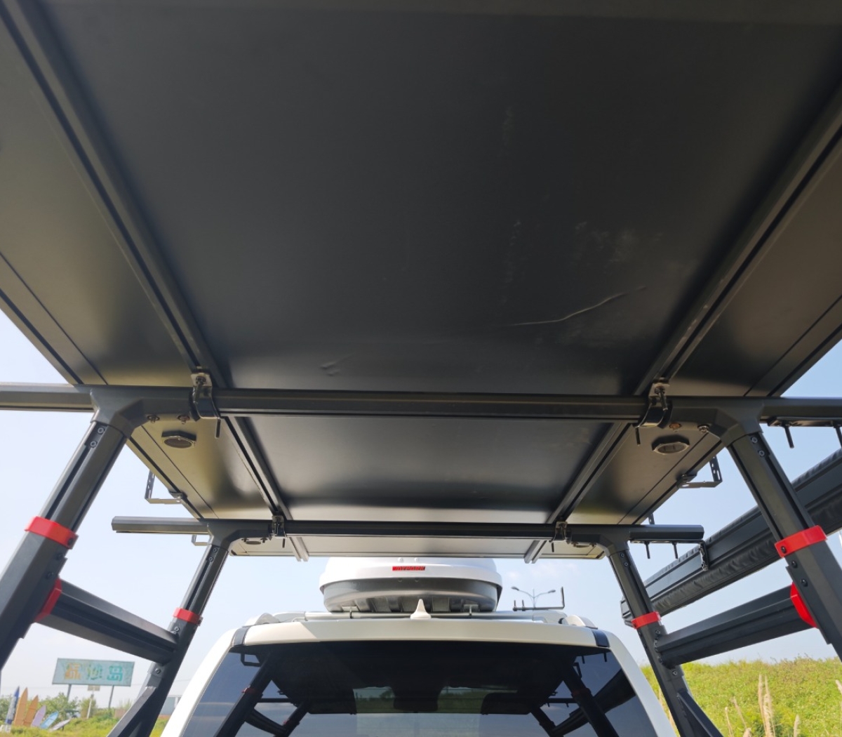 Aluminum Clamshell Roof Tent with X-Lift and Front Extension – WP6009-3-1.4m